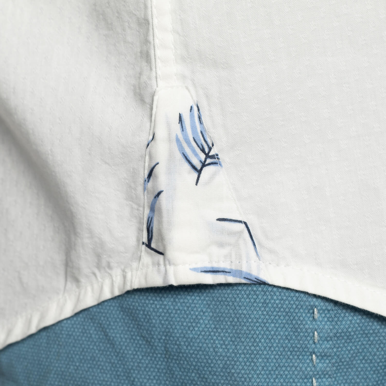 Chemise unie détails fleuris