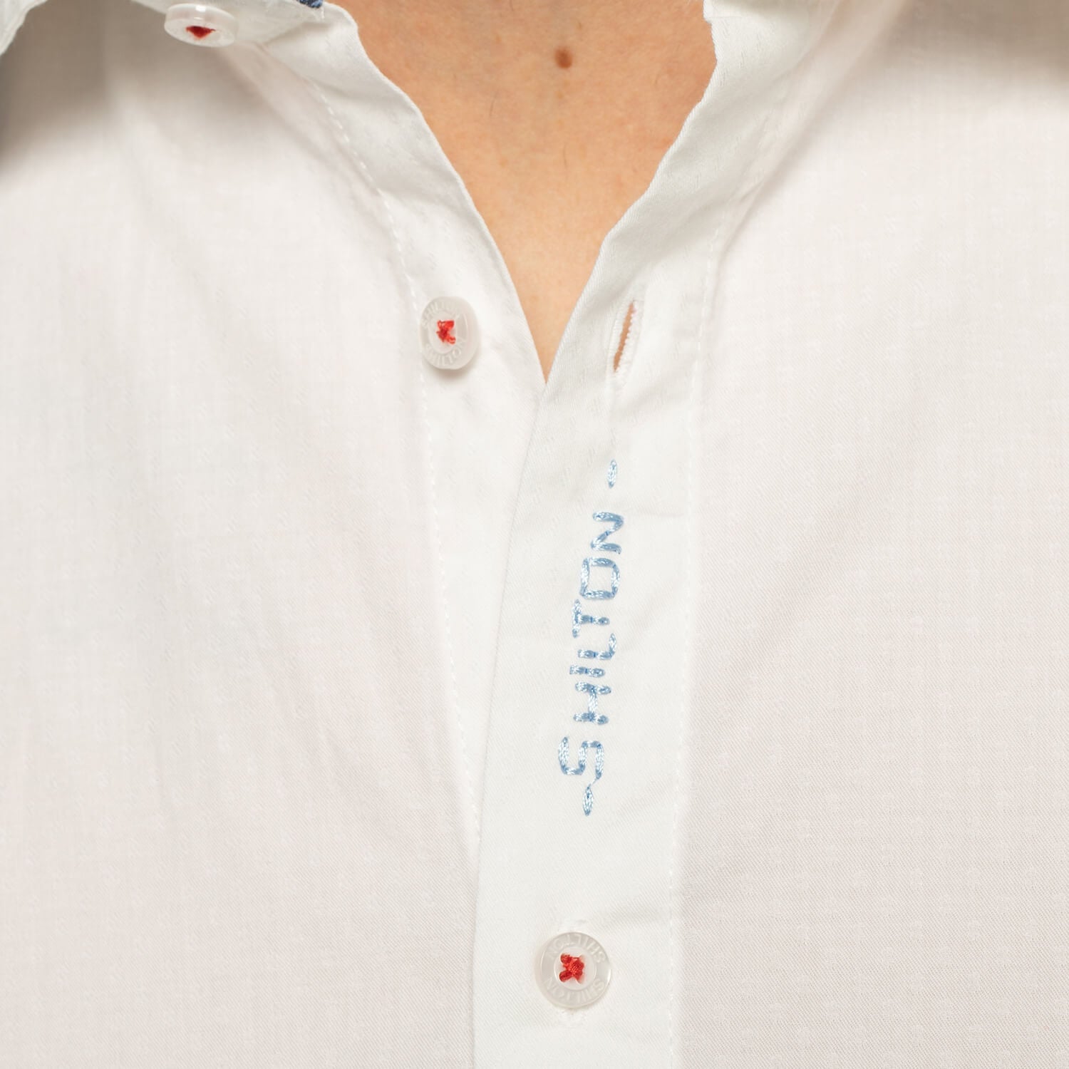 Chemise unie détails fleuris