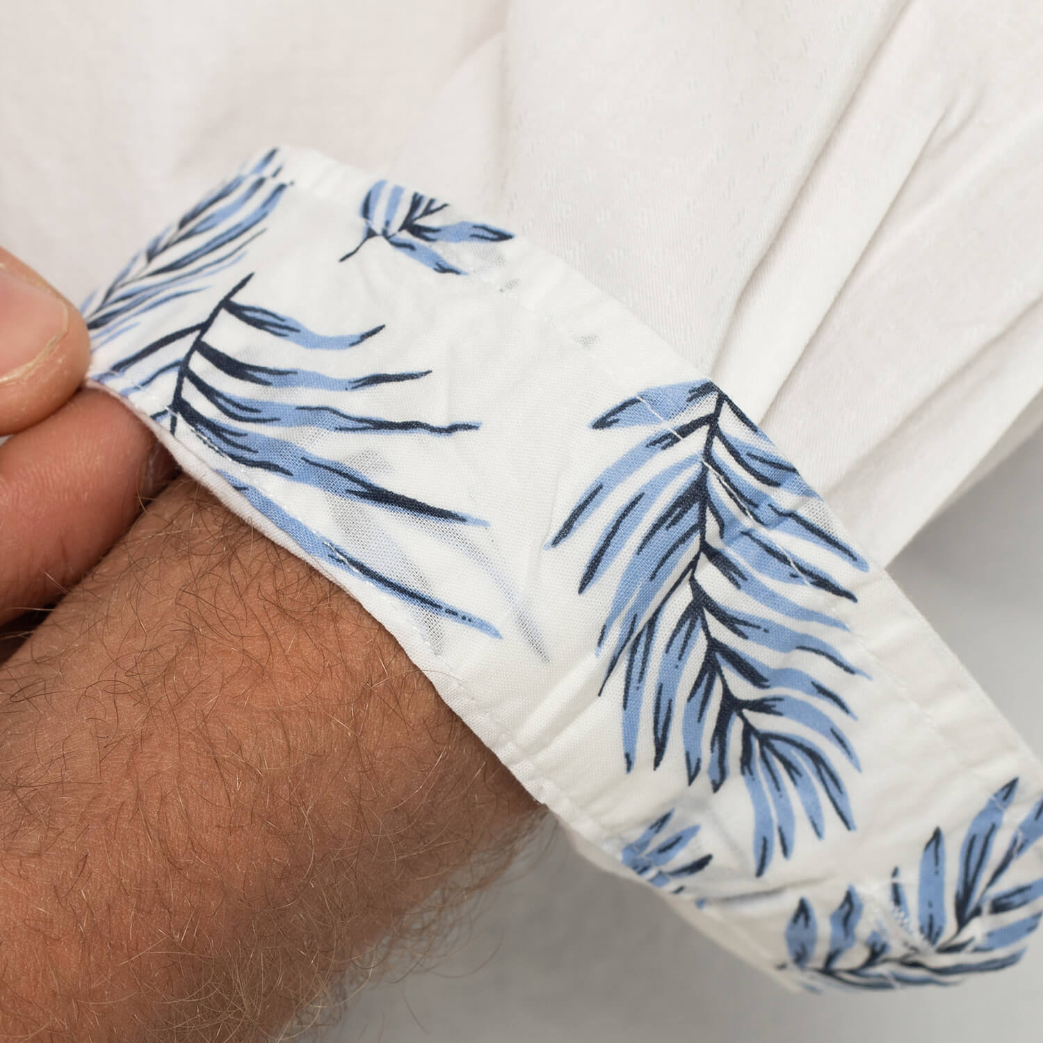 Chemise unie détails fleuris