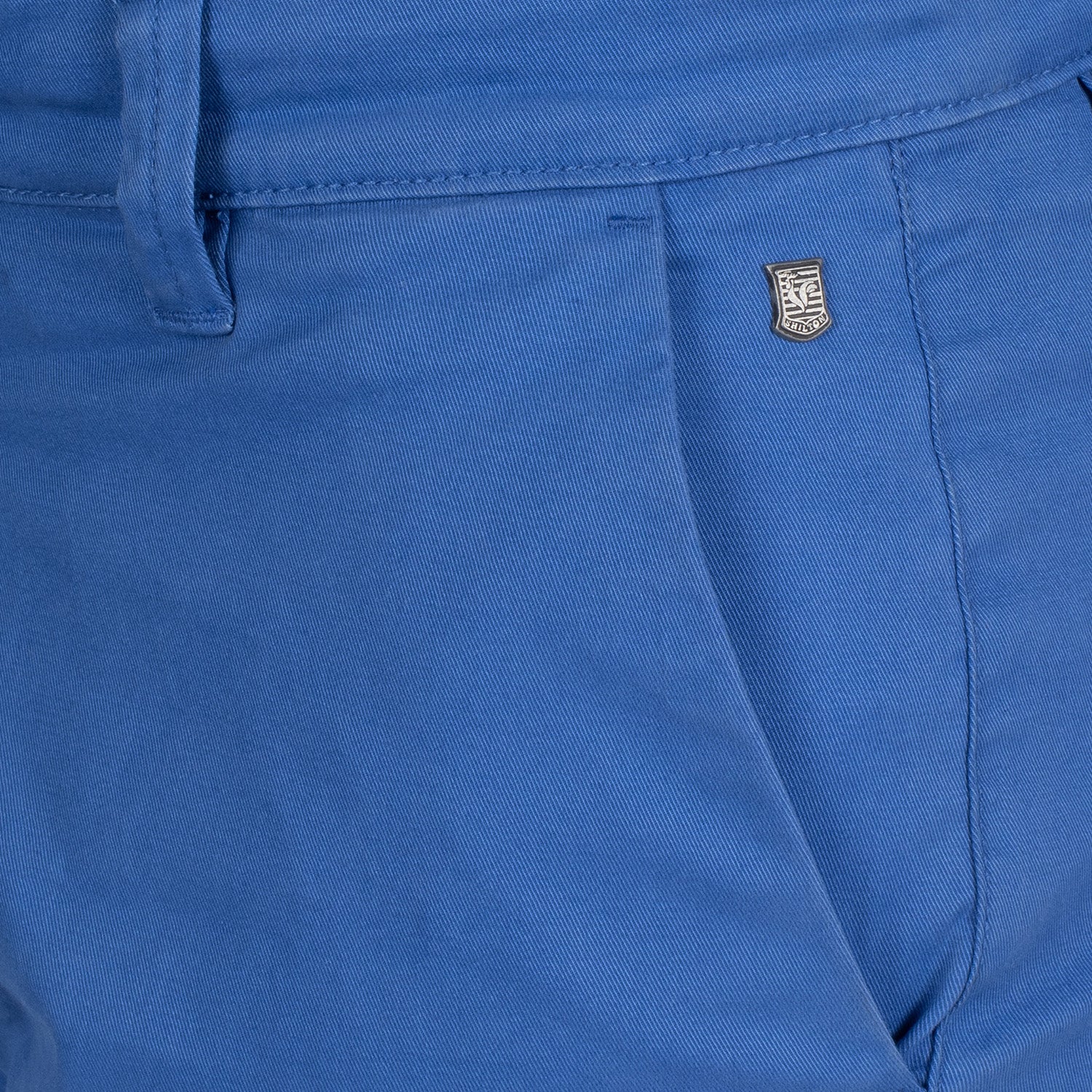 Pantalon chino écusson