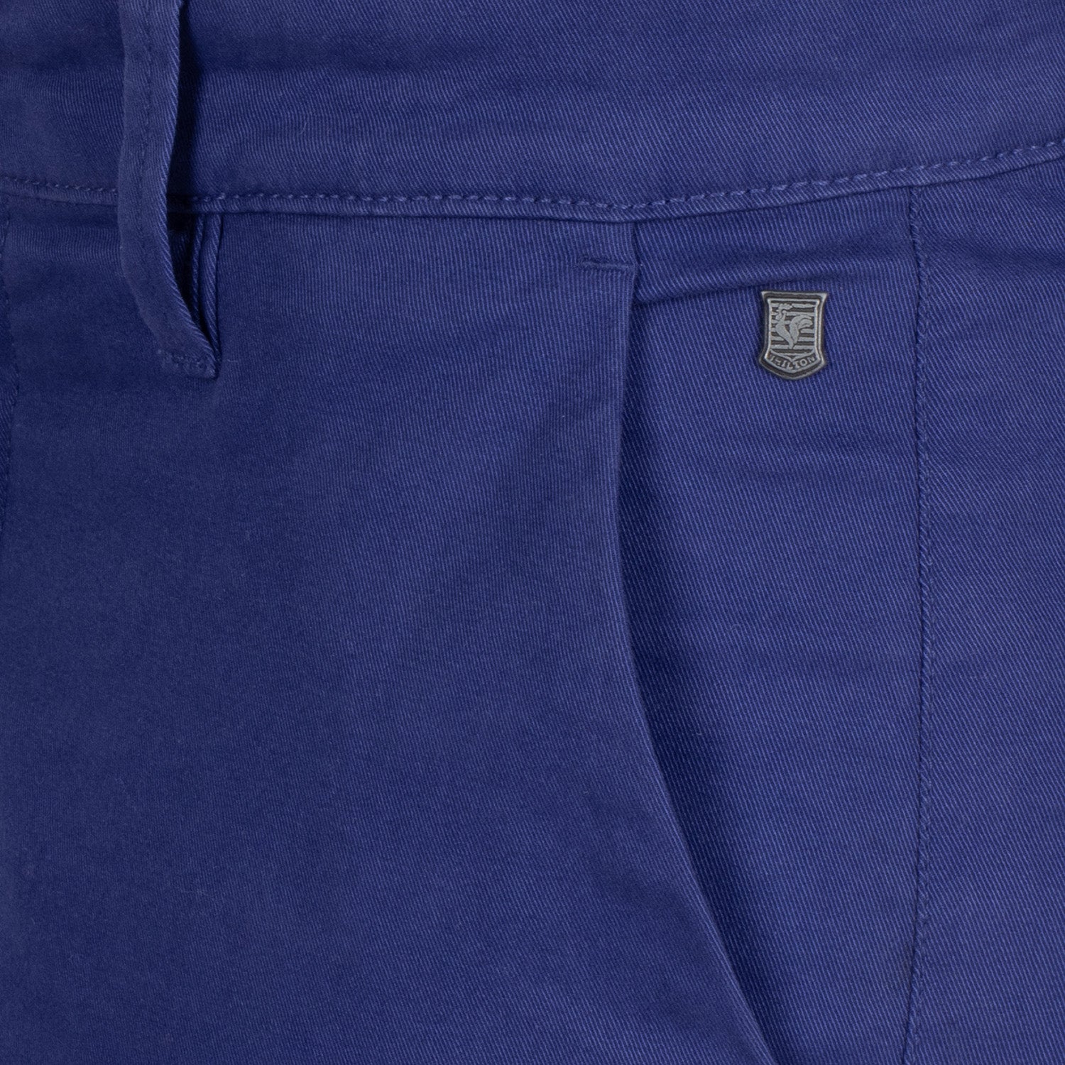 Pantalon chino écusson