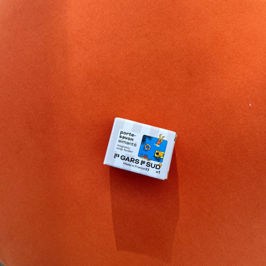 Magnetic soap holder for solid cleansing bar with smooth surface attachment