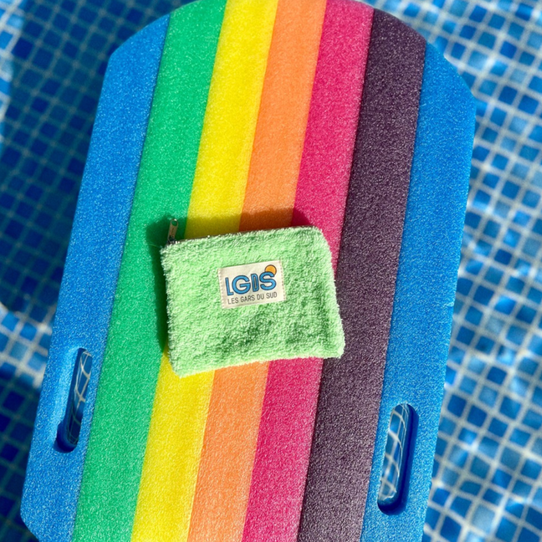 Green sponge travel case for solid soap